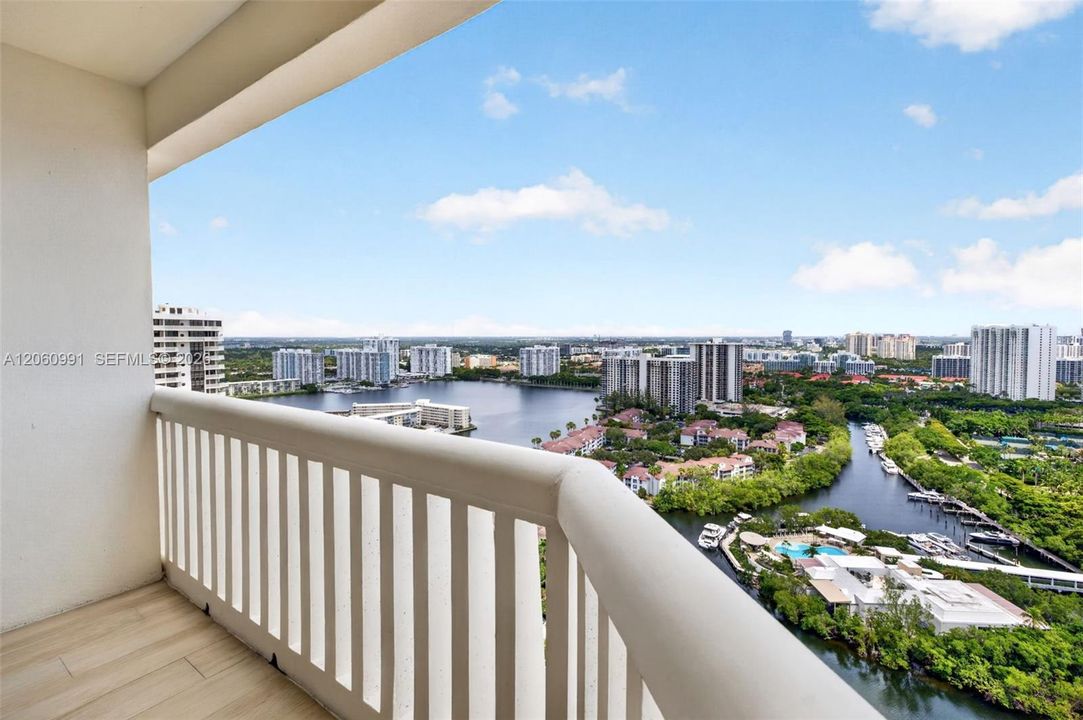 En Venta: $895,000 (2 camas, 2 baños, 1750 Pies cuadrados)
