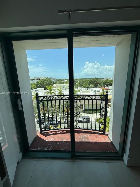 For Rent: $1,300 (0 beds, 1 baths, 350 Square Feet)