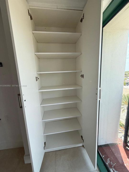 For Rent: $1,300 (0 beds, 1 baths, 350 Square Feet)