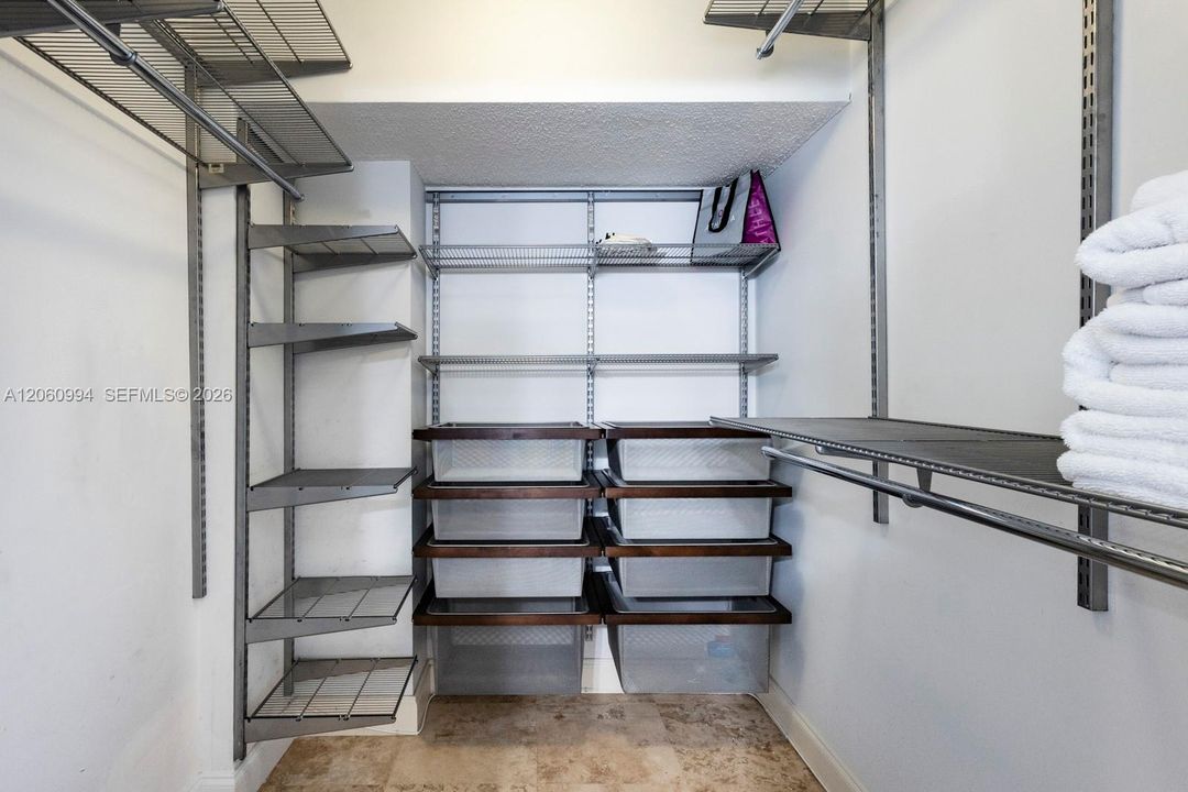 В аренду: $3,500 (1 спален, 1 ванн, 950 Квадратных фут)