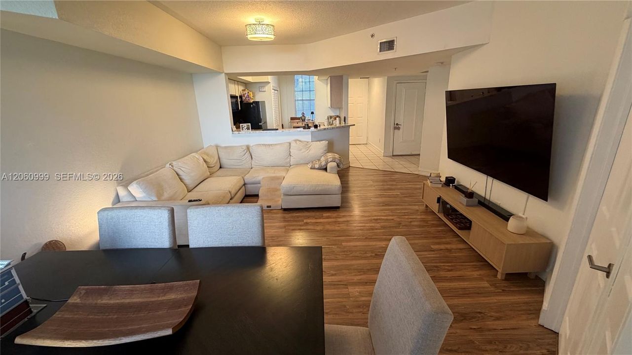 В аренду: $2,300 (2 спален, 1 ванн, 1068 Квадратных фут)