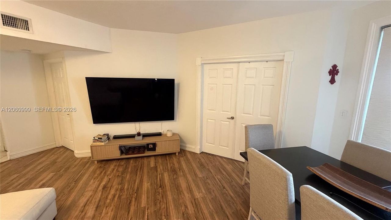 В аренду: $2,300 (2 спален, 1 ванн, 1068 Квадратных фут)