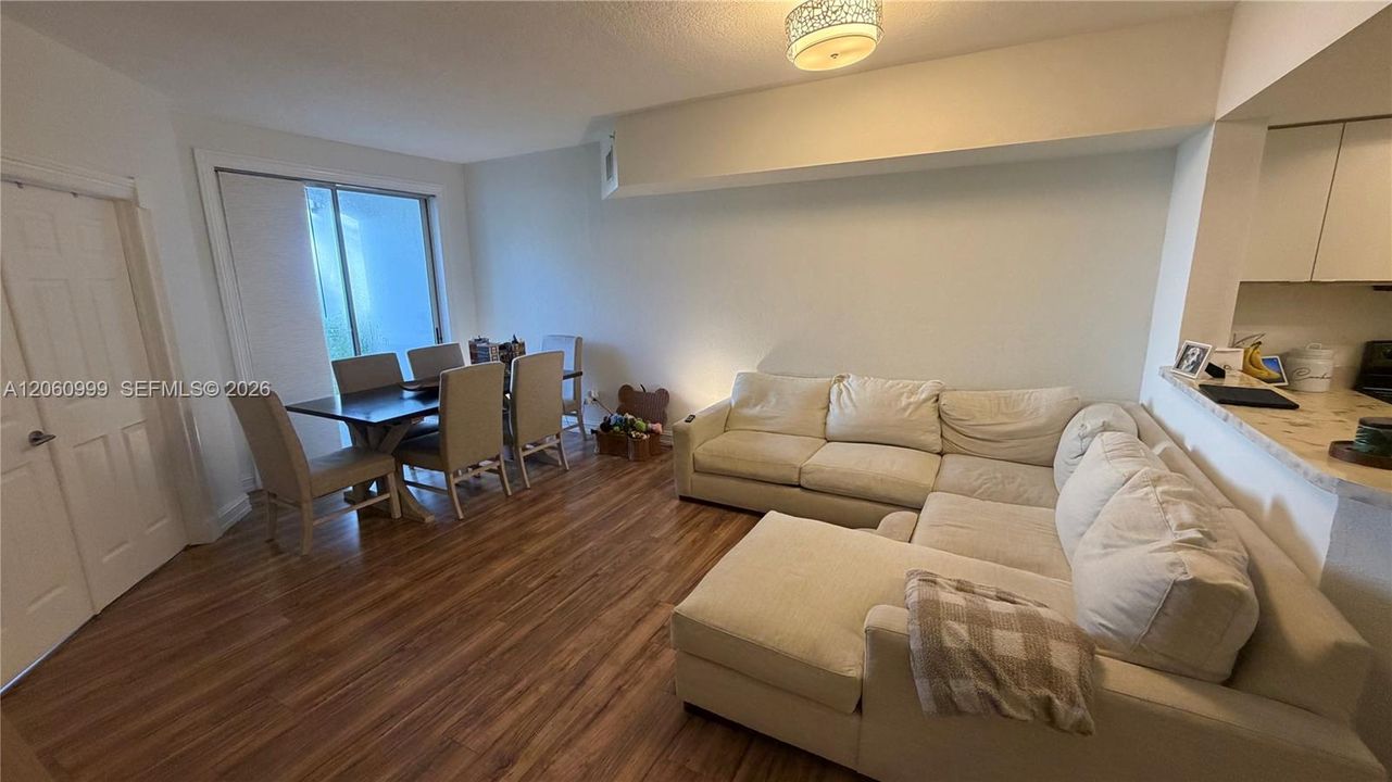 В аренду: $2,300 (2 спален, 1 ванн, 1068 Квадратных фут)