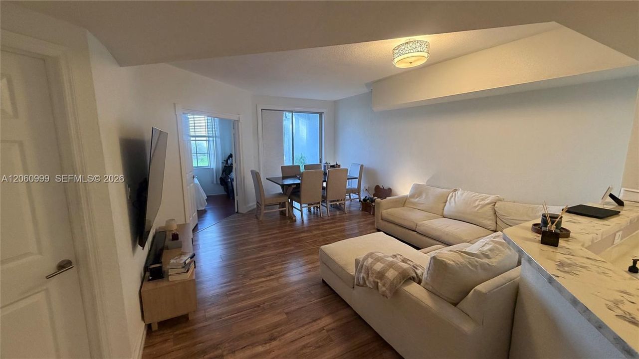 В аренду: $2,300 (2 спален, 1 ванн, 1068 Квадратных фут)