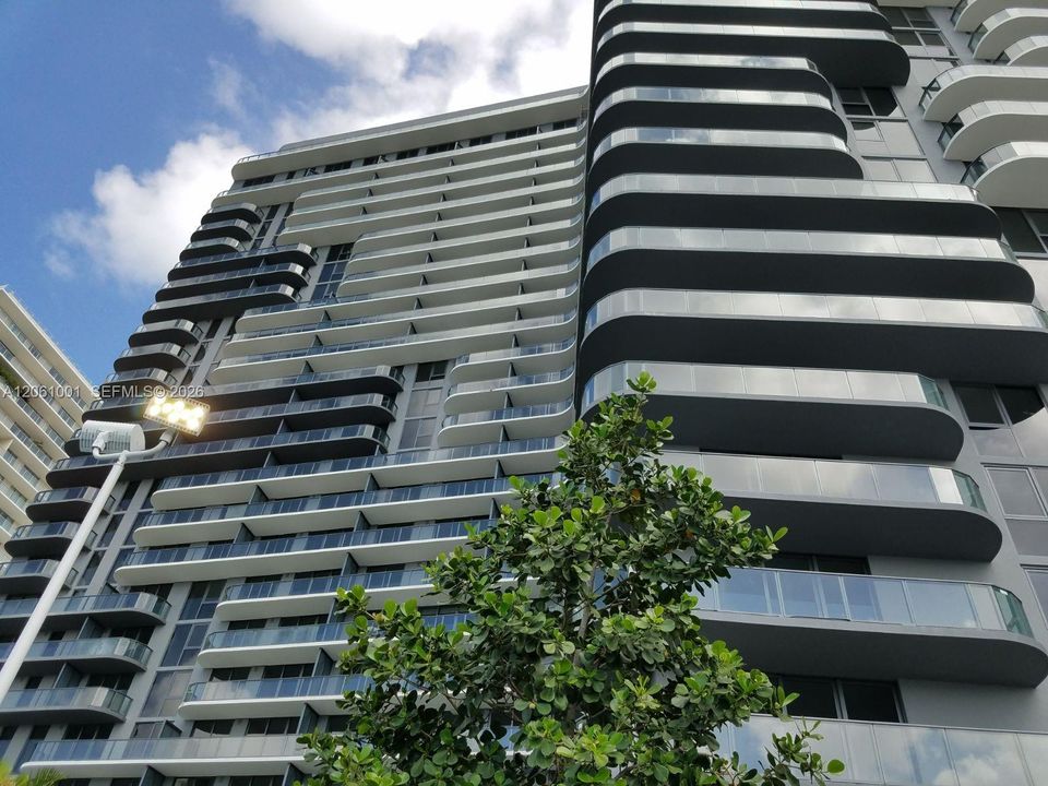 В аренду: $4,500 (2 спален, 2 ванн, 982 Квадратных фут)
