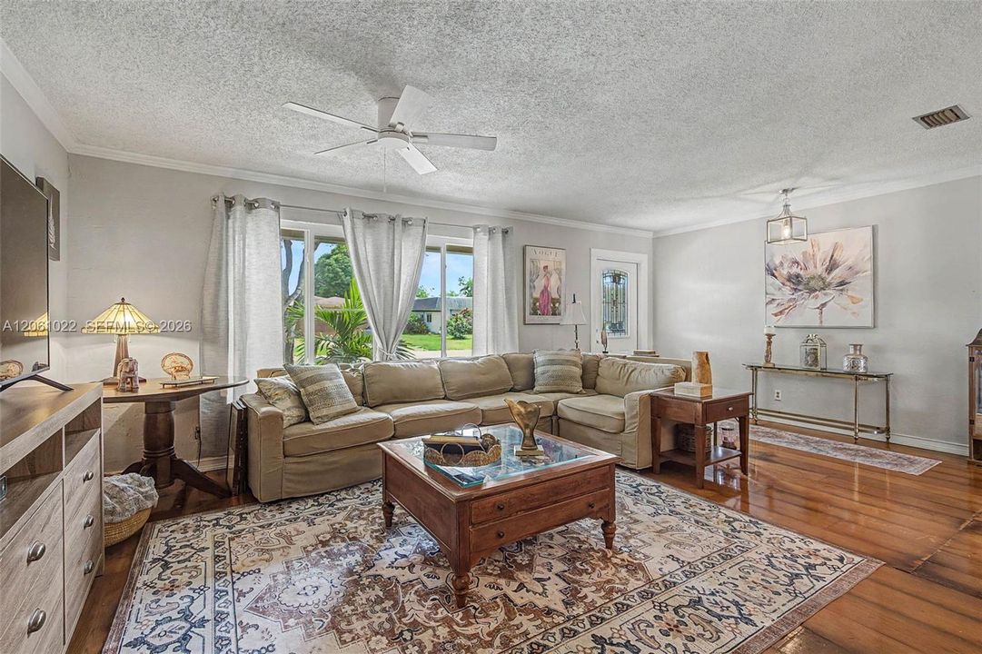 На продажу: $680,000 (4 спален, 2 ванн, 1930 Квадратных фут)