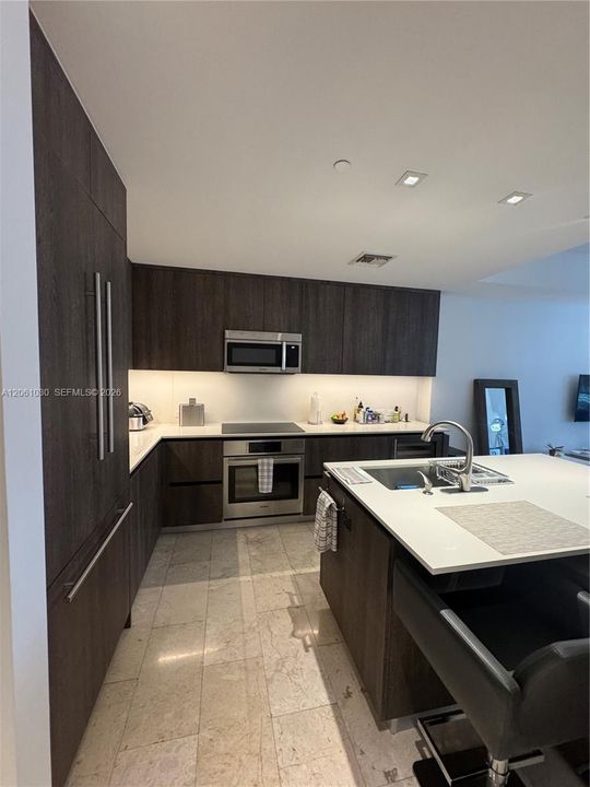 В аренду: $4,800 (1 спален, 1 ванн, 805 Квадратных фут)