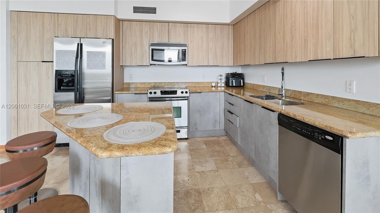 For Rent: $3,990 (3 beds, 2 baths, 1597 Square Feet)