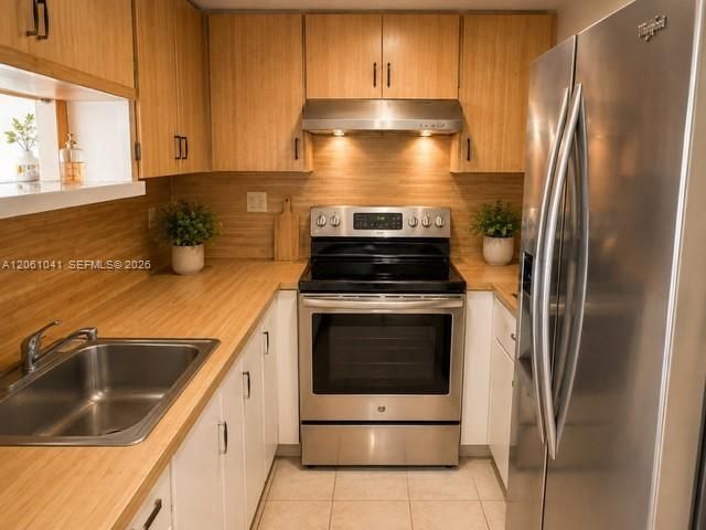 Active With Contract: $199,001 (1 beds, 2 baths, 914 Square Feet)