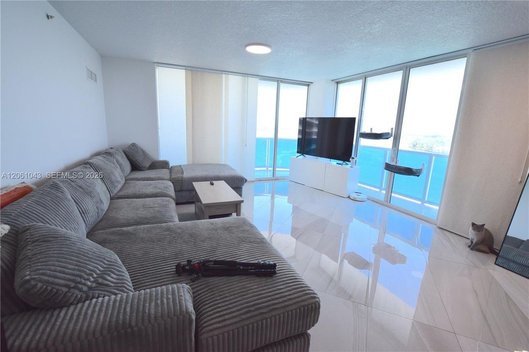For Rent: $5,450 (2 beds, 2 baths, 1413 Square Feet)
