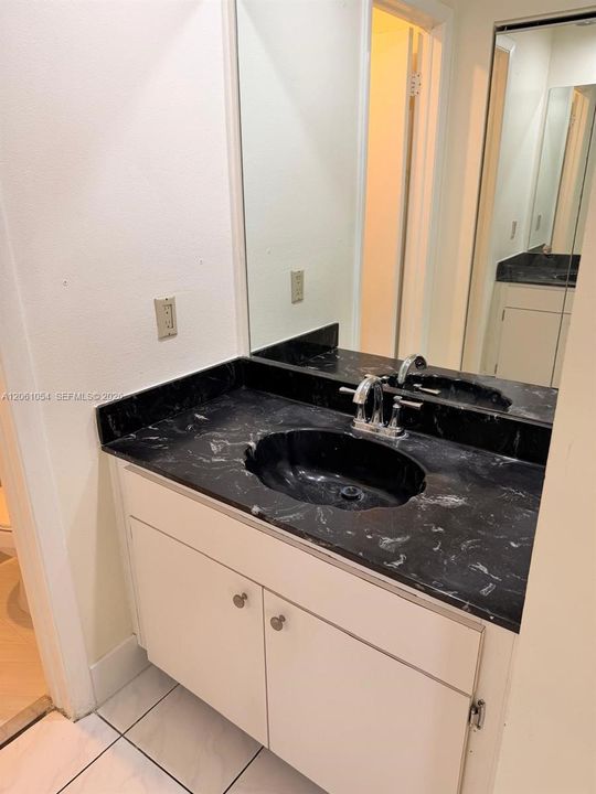 For Rent: $2,500 (2 beds, 2 baths, 991 Square Feet)