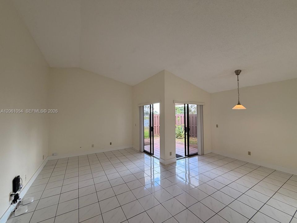 For Rent: $2,500 (2 beds, 2 baths, 991 Square Feet)