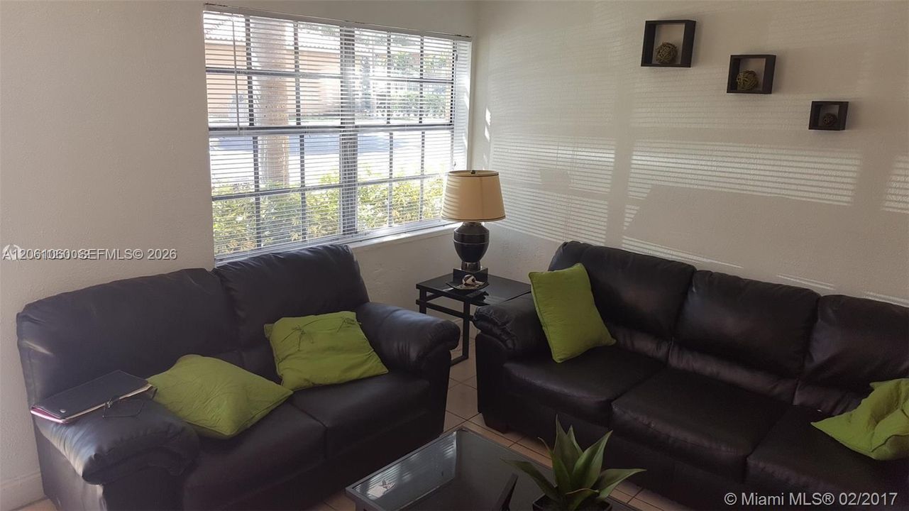 В аренду: $2,400 (2 спален, 2 ванн, 824 Квадратных фут)