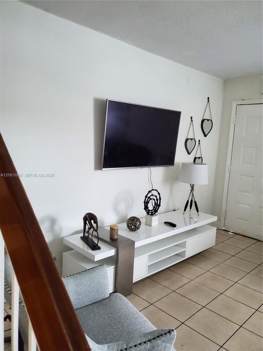 В аренду: $2,400 (2 спален, 2 ванн, 824 Квадратных фут)