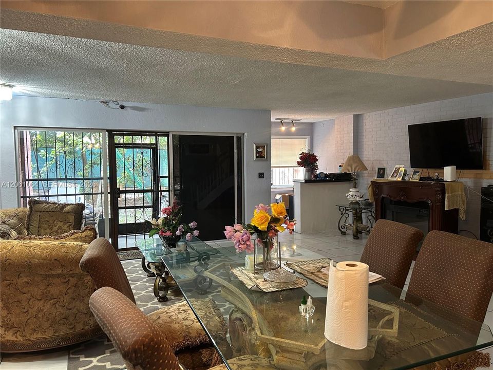En Renta: $2,600 (3 camas, 3 baños, 1800 Pies cuadrados)
