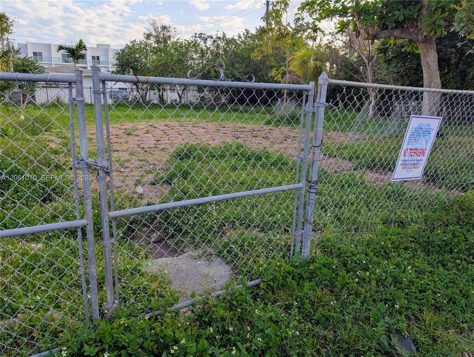 На продажу: $875,000 (0.25 acres)