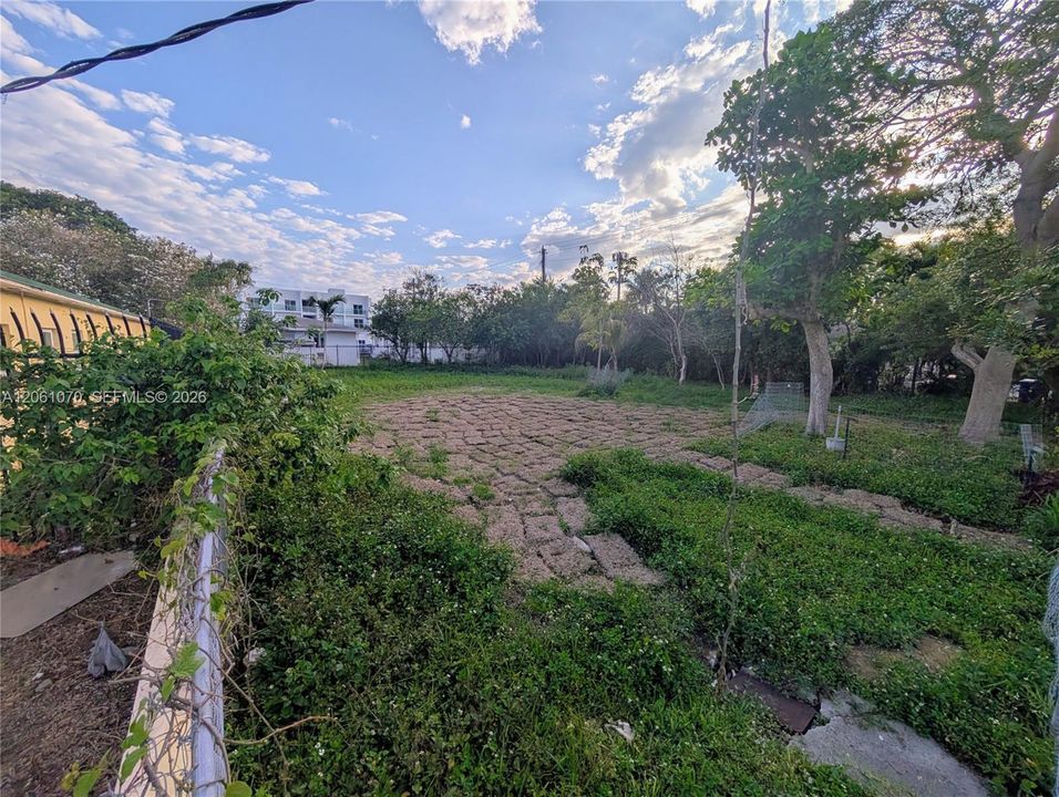 На продажу: $875,000 (0.25 acres)