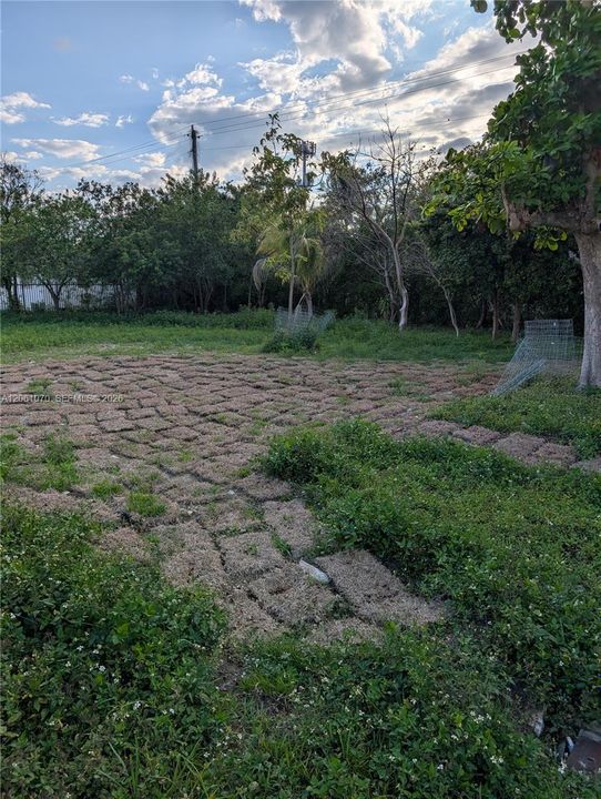 На продажу: $875,000 (0.25 acres)