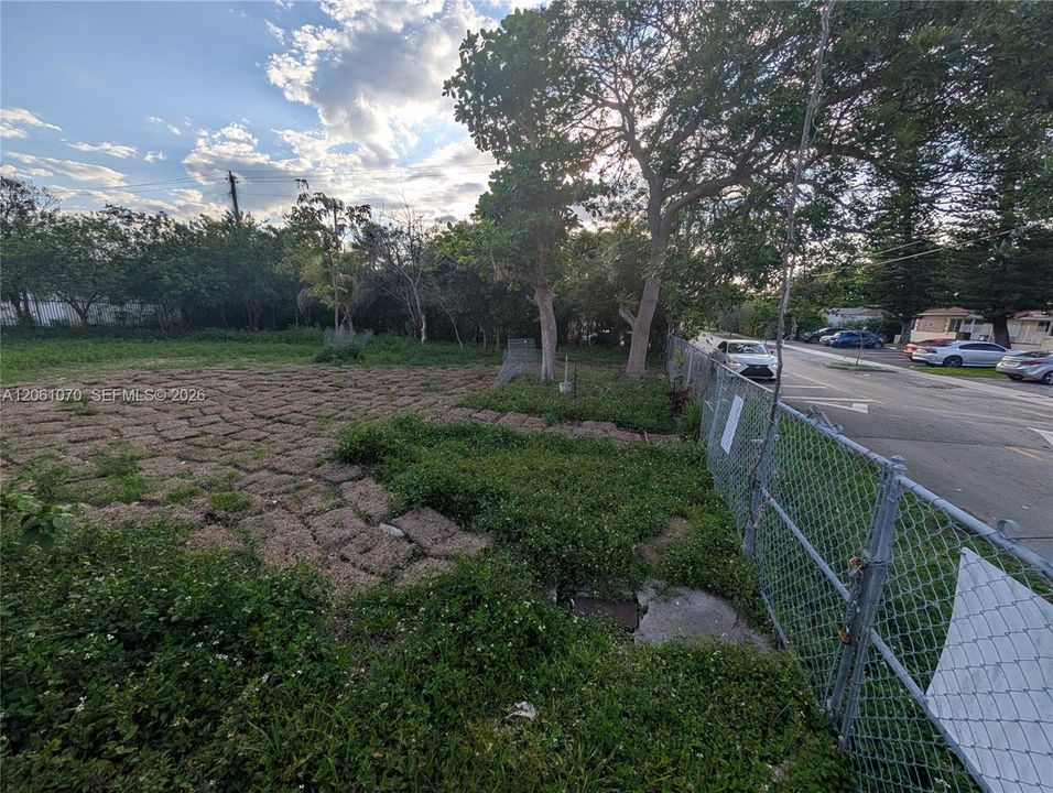 На продажу: $875,000 (0.25 acres)