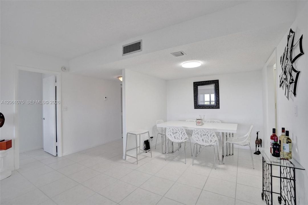 В аренду: $1,900 (2 спален, 2 ванн, 1250 Квадратных фут)