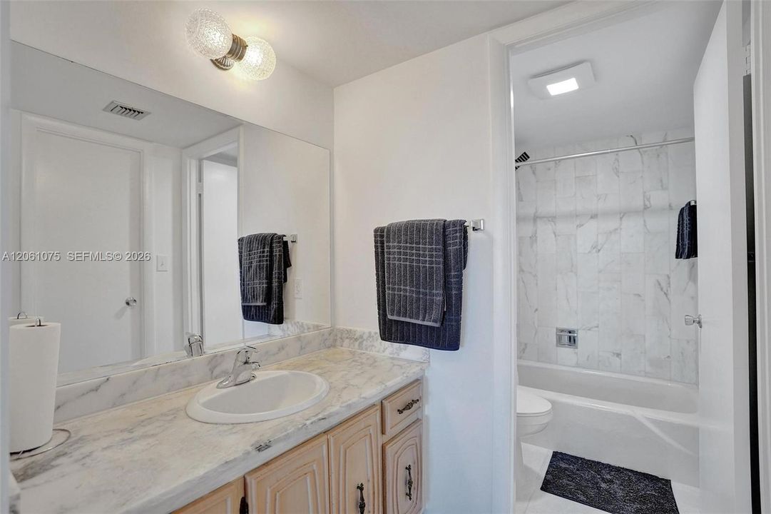 В аренду: $1,900 (2 спален, 2 ванн, 1250 Квадратных фут)