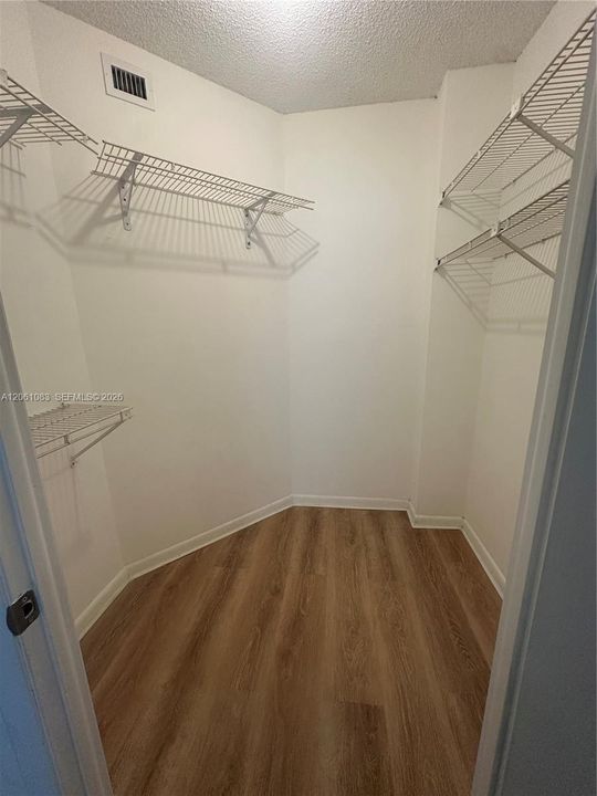 В аренду: $2,300 (2 спален, 2 ванн, 1036 Квадратных фут)