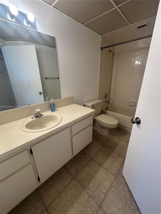 В аренду: $2,300 (2 спален, 2 ванн, 1036 Квадратных фут)