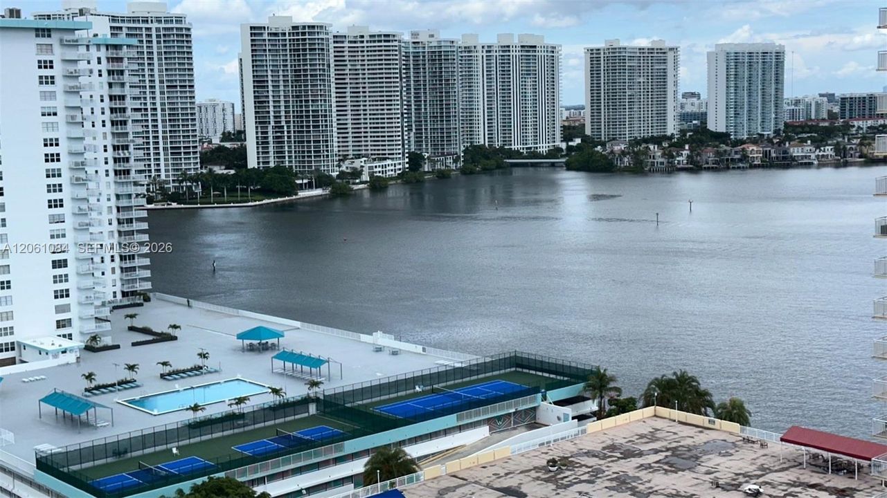 На продажу: $450,000 (2 спален, 2 ванн, 1087 Квадратных фут)