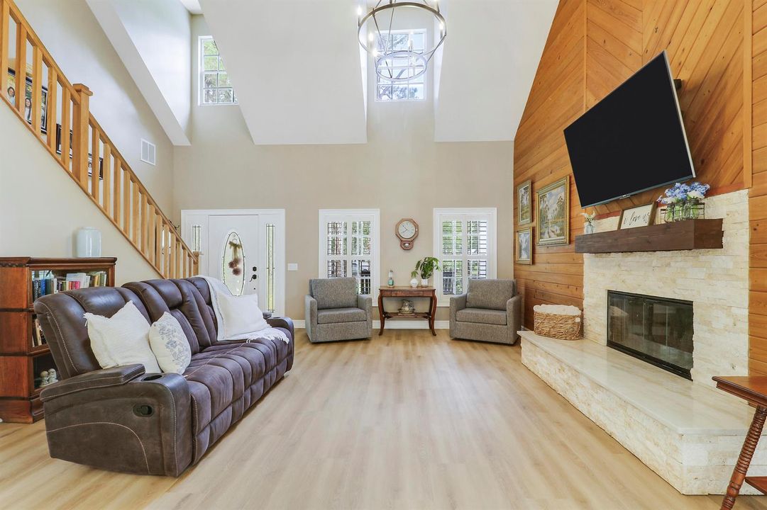 Living Area & Entry