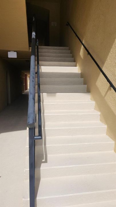 One set of side stairs