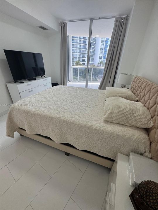 В аренду: $4,000 (1 спален, 1 ванн, 881 Квадратных фут)