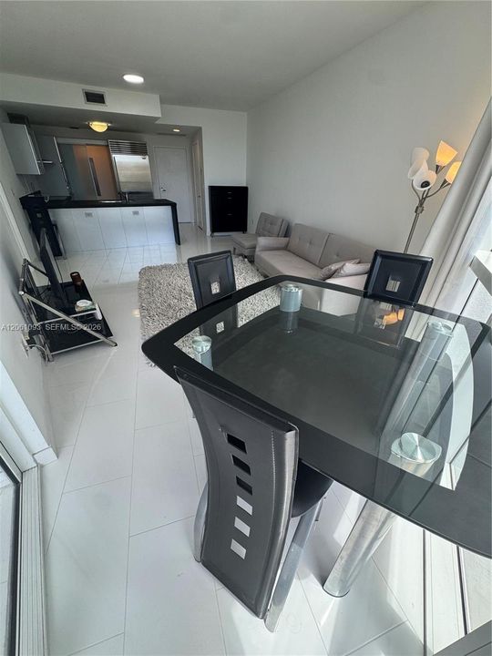 В аренду: $4,000 (1 спален, 1 ванн, 881 Квадратных фут)