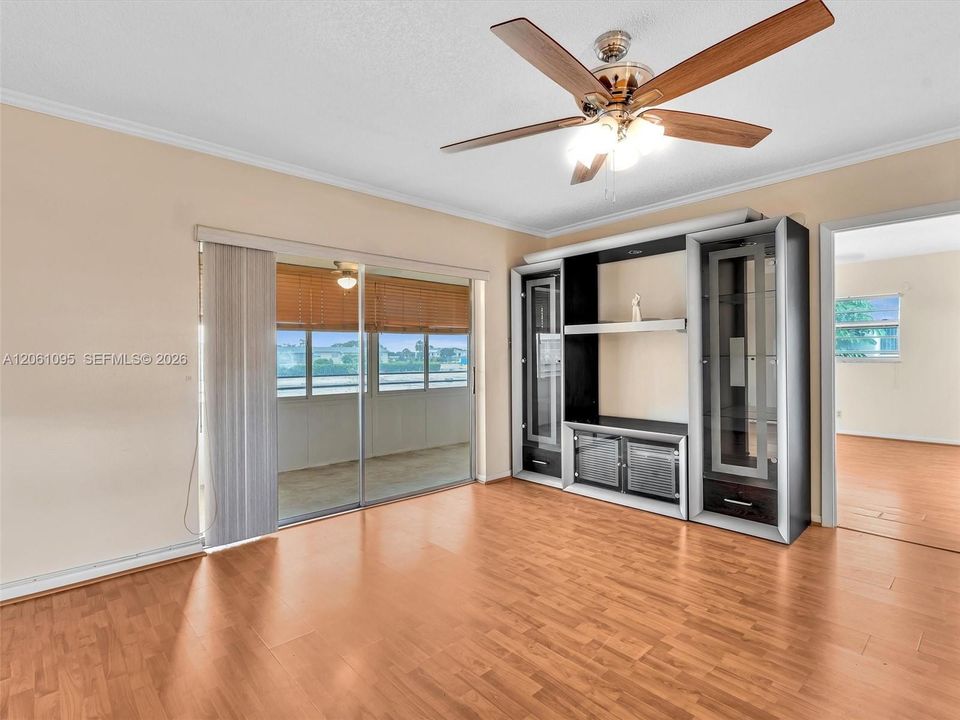 For Sale: $120,000 (2 beds, 2 baths, 990 Square Feet)