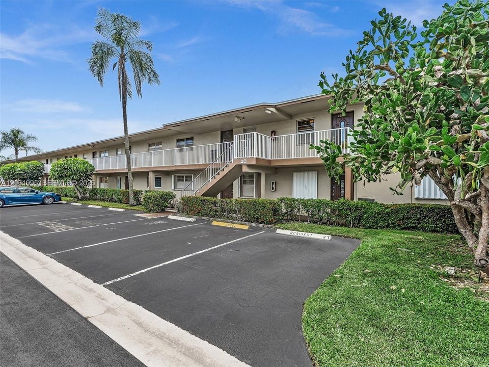 For Sale: $120,000 (2 beds, 2 baths, 990 Square Feet)