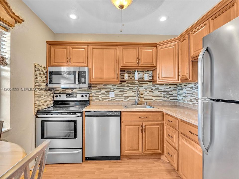 For Sale: $120,000 (2 beds, 2 baths, 990 Square Feet)