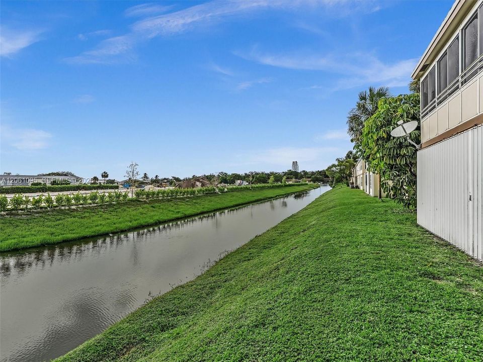 For Sale: $120,000 (2 beds, 2 baths, 990 Square Feet)