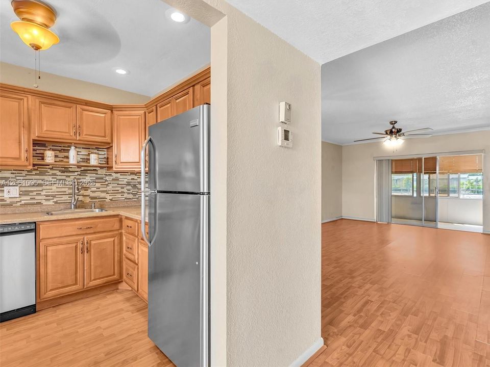 For Sale: $120,000 (2 beds, 2 baths, 990 Square Feet)