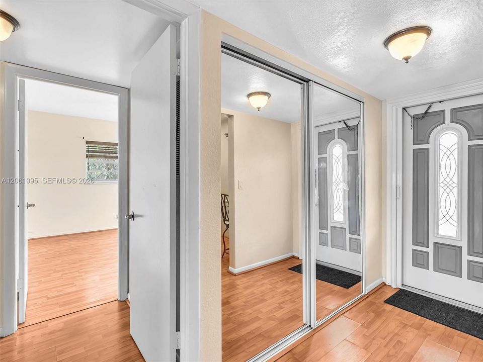 For Sale: $120,000 (2 beds, 2 baths, 990 Square Feet)