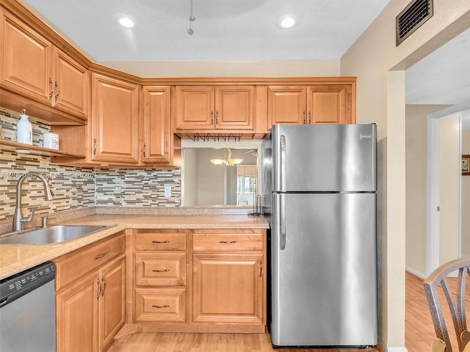 For Sale: $120,000 (2 beds, 2 baths, 990 Square Feet)