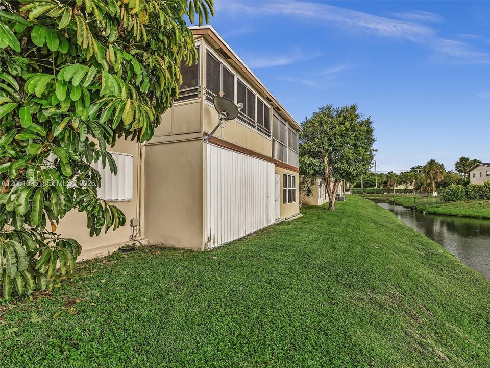 For Sale: $120,000 (2 beds, 2 baths, 990 Square Feet)