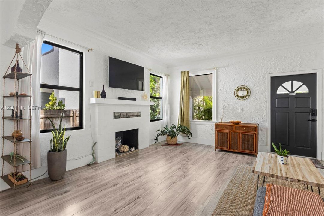 For Sale: $1,395,000 (6 beds, 4 baths, 2078 Square Feet)