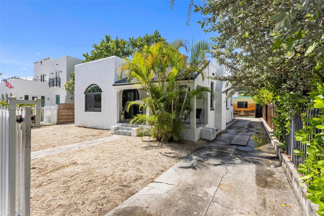 For Sale: $1,395,000 (6 beds, 4 baths, 2078 Square Feet)