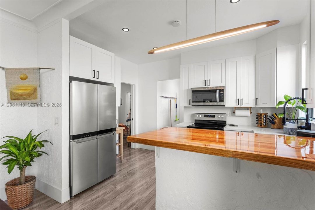 For Sale: $1,395,000 (6 beds, 4 baths, 2078 Square Feet)