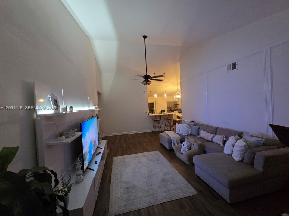 En Renta: $3,950 (3 camas, 2 baños, 1386 Pies cuadrados)