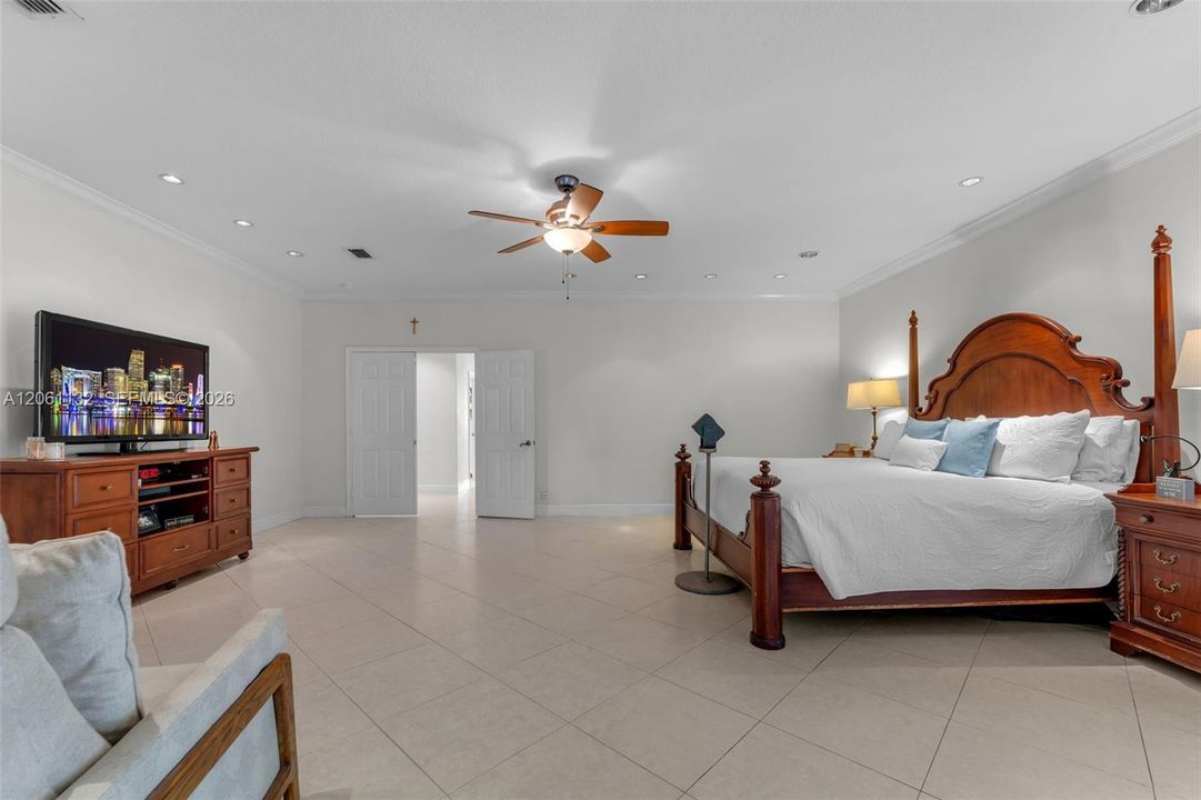 For Sale: $3,295,000 (6 beds, 5 baths, 5417 Square Feet)