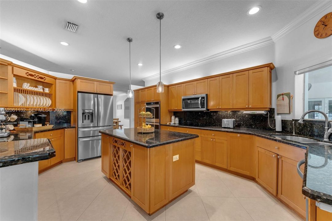 For Sale: $3,295,000 (6 beds, 5 baths, 5417 Square Feet)