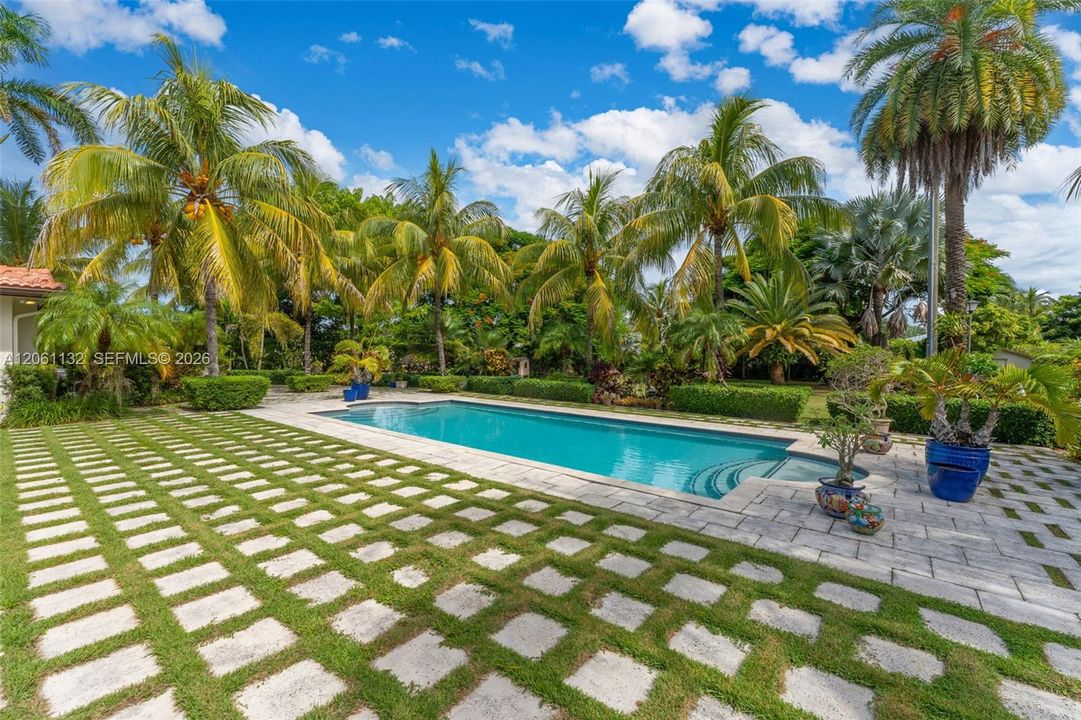 For Sale: $3,295,000 (6 beds, 5 baths, 5417 Square Feet)
