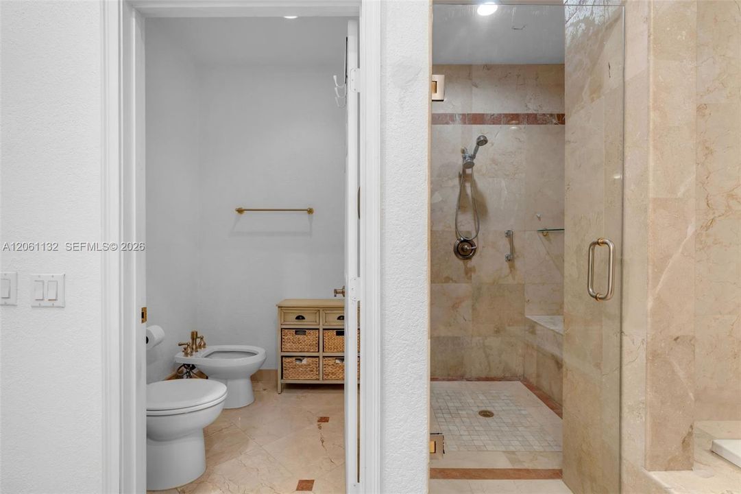 For Sale: $3,295,000 (6 beds, 5 baths, 5417 Square Feet)