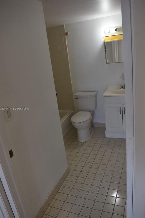 На продажу: $279,900 (2 спален, 2 ванн, 831 Квадратных фут)