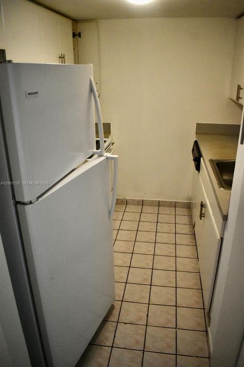 На продажу: $279,900 (2 спален, 2 ванн, 831 Квадратных фут)